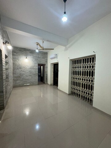 Room in 4 BHK Apartment at Tardeo – for Rent