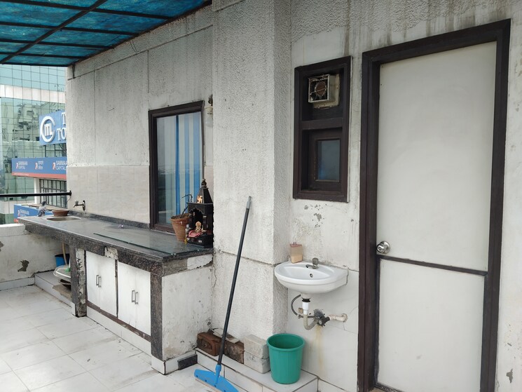 Bathroom, netaji subhash place Commercial Office Space 689 Sq.Ft. In Netaji Subhash Place Delhi 9119357