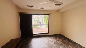 Room in 3 BHK Builder Floor at Sector 52 – for Rent