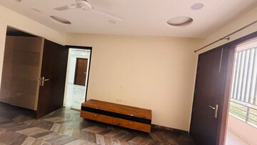 Room in 3 BHK Builder Floor at Sector 52 – for Rent