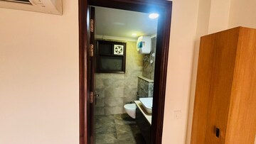 Building Lobby in 3 BHK Builder Floor at Sector 52 – for Rent
