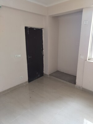 Room in 2 BHK Apartment at Amrapali Golf Homes, Sector 4 Greater Noida – for Sale