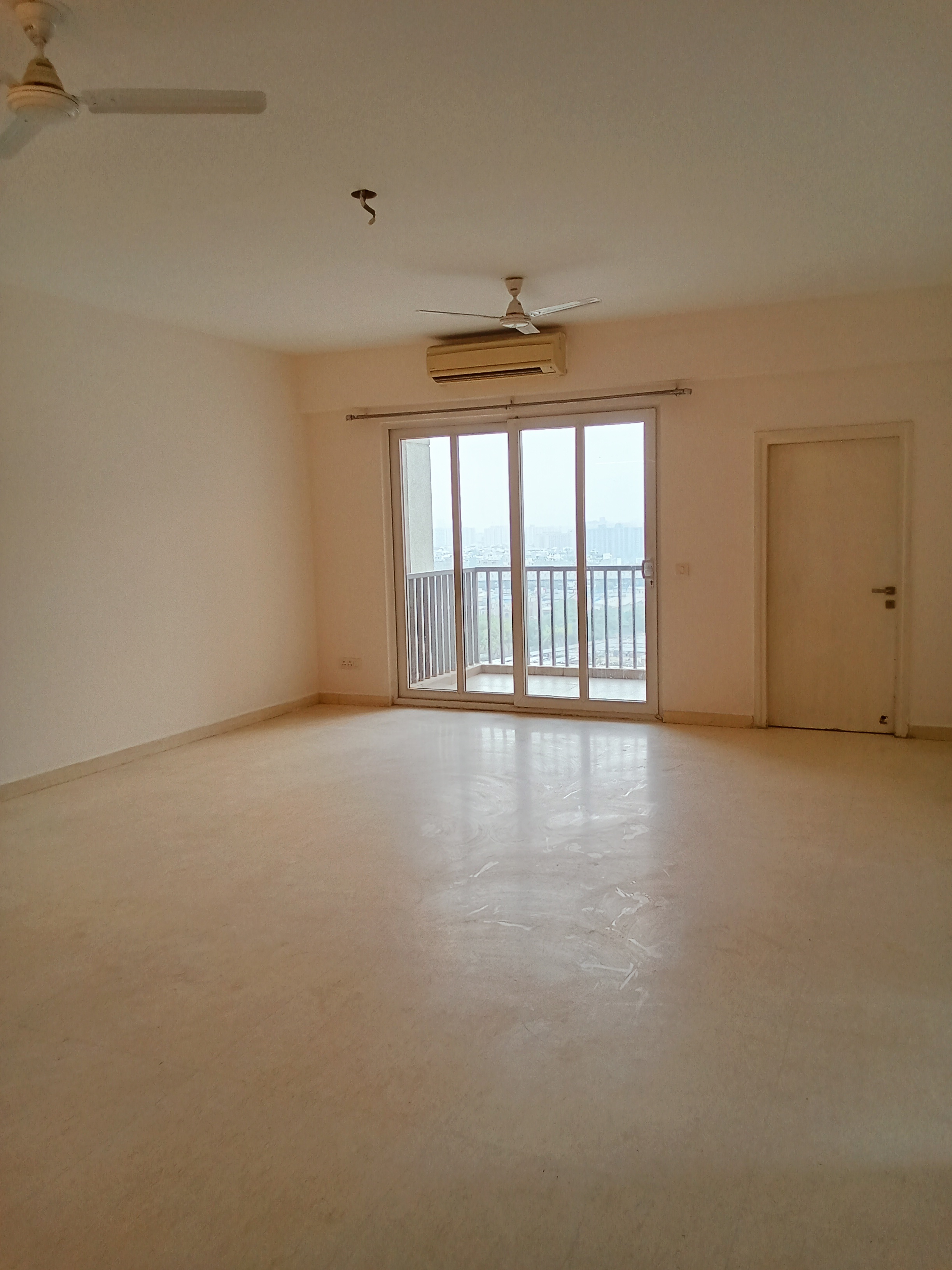 3.5 BHK + Servant Room Apartment For Rent in Emaar The Palm Drive-Palm Studios