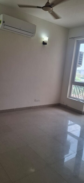 Room in 3 BHK Apartment at Emaar Emerald Estate, Sector 65 – for Rent