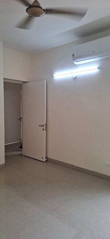 Room in 4 BHK Apartment at BPTP Mansions, Sector 66 – for Rent