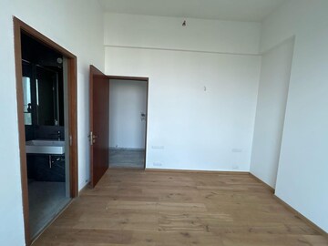 Room in 3 BHK Apartment at Kalpataru Avana, Parel – for Sale