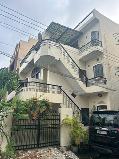 3 BHK + Pooja Room,Servant Room,Study Room Independent House For Sale in Sector 40