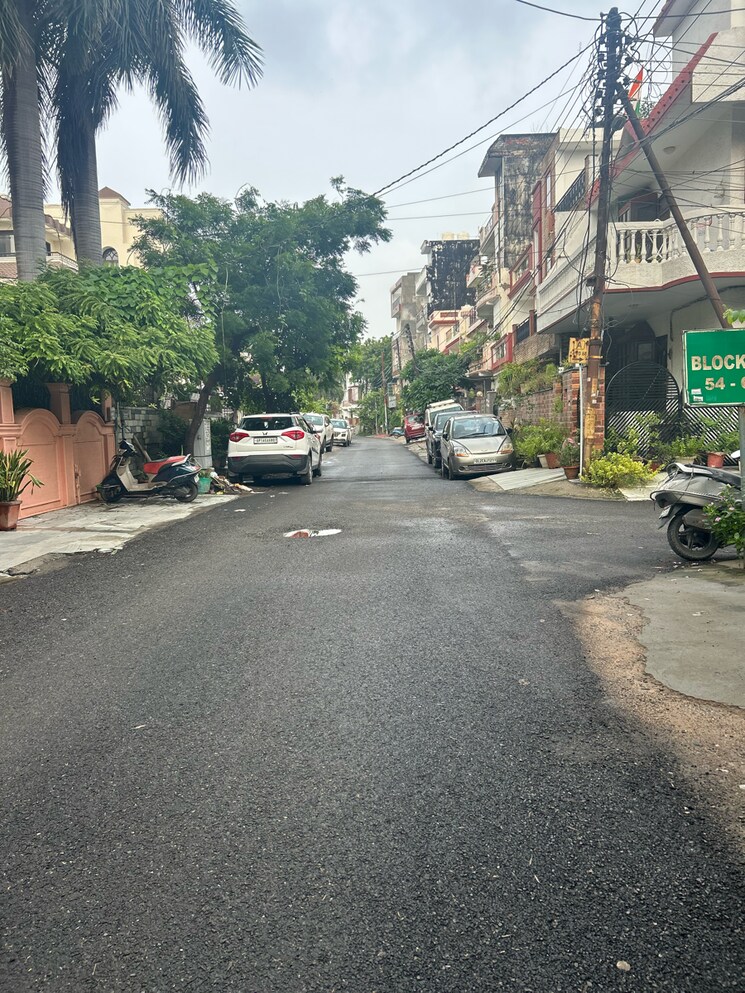  Parking, sector 40 3 Bedroom 112 Sq.Mt. Independent House In Sector 40 Noida 9119719