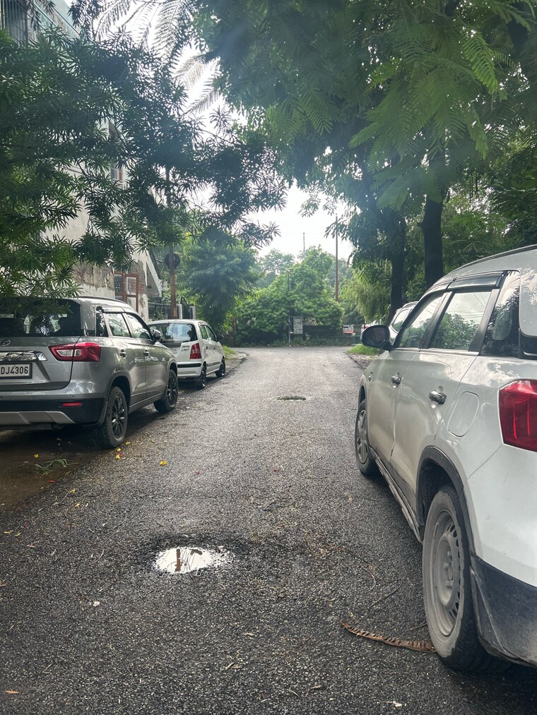  Parking, sector 40 3 Bedroom 112 Sq.Mt. Independent House In Sector 40 Noida 9119719