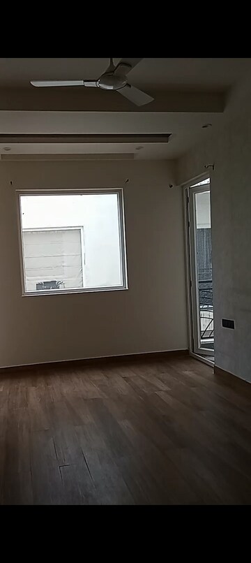 Room in 3 BHK Builder Floor at Sector 67a – for Rent