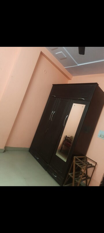 Furnished Amenities in 2.5 BHK Builder Floor at Mayur Vihar Phase 1 – for Rent