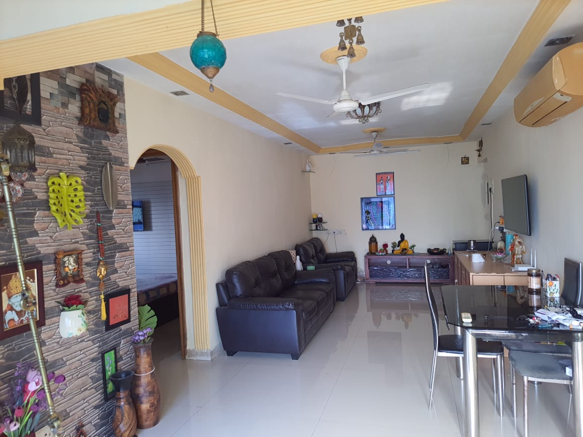 2 BHK 975 Sq.Ft. Apartment in Takshila CHS