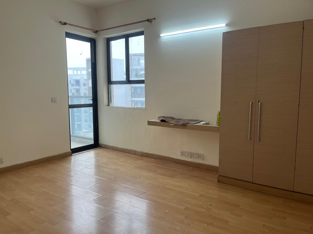 3 BHK + Servant Room Apartment For Rent in Unitech Uniworld Gardens