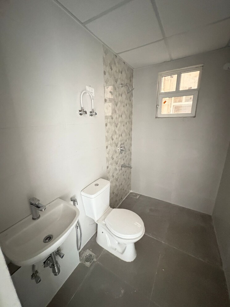 Attached Bathroom, pareena-express-heights 3 Bedroom 2365 Sq.Ft. Apartment In Sector 99 Gurgaon 9119928