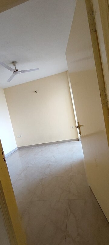Room in 2 BHK Apartment at Eros Sampoornam, Sector 2 Greater Noida – for Rent