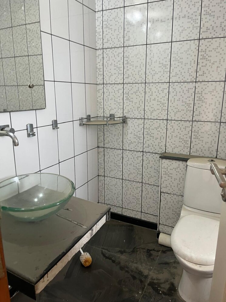 Bathroom, unitech-uniworld-gardens 3 Bedroom 2027 Sq.Ft. Apartment In Sector 47 Gurgaon 9120025