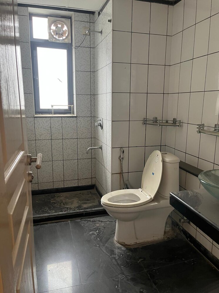 Bathroom, unitech-uniworld-gardens 3 Bedroom 2027 Sq.Ft. Apartment In Sector 47 Gurgaon 9120025