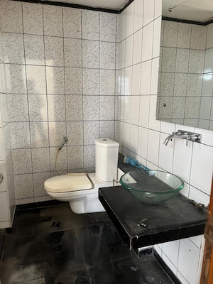 Team Area in 3 BHK Apartment at Unitech Uniworld Gardens, Sector 47 – for Sale