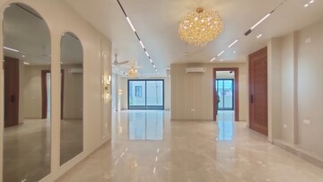 Room in 4 BHK Builder Floor at Sector 14 – for Sale