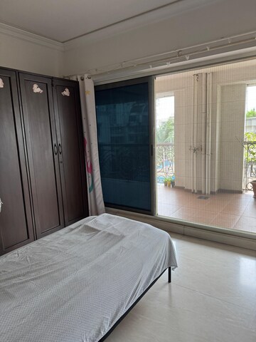 Room in 4 BHK Apartment at Bandra West – for Rent