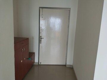 Room in 2.5 BHK Apartment at Pioneer Park Phase 1, Sector 61 – for Rent