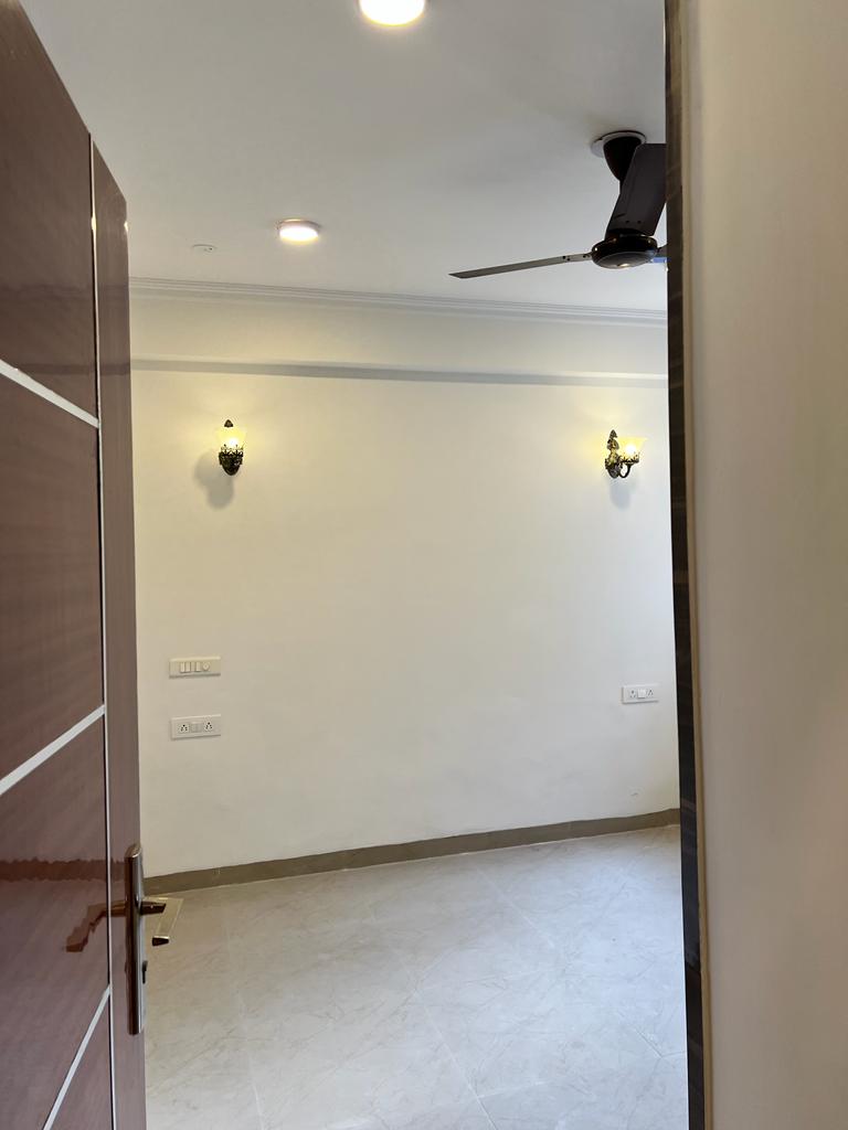 4 BHK + Servant Room 500 Sq.Yd. Builder Floor in Unitech Woodstock Floors