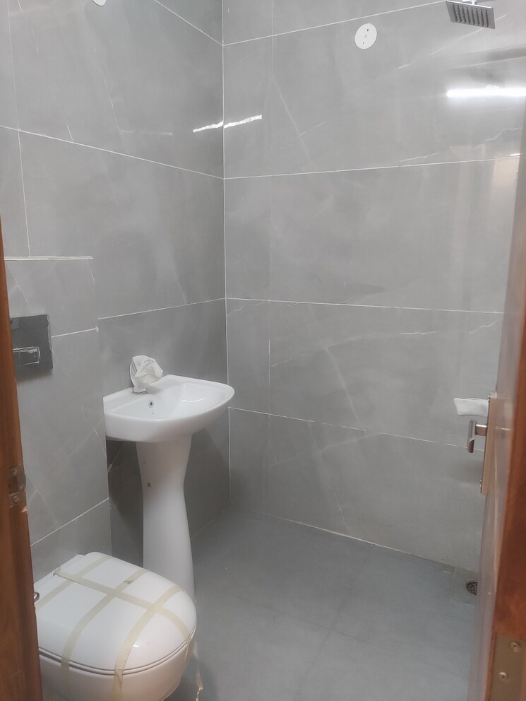 Bathroom, arttech-maulshree-heights 3.5 Bedroom 1100 Sq.Ft. Apartment In Sector 84 Faridabad 9120494