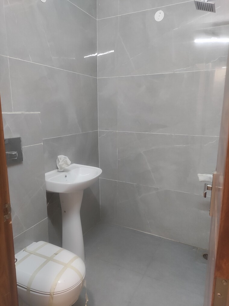 Bathroom, arttech-maulshree-heights 3.5 Bedroom 1100 Sq.Ft. Apartment In Sector 84 Faridabad 9120565