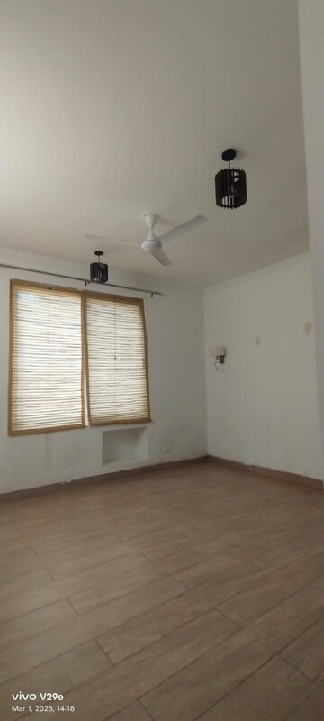 Room in 5 BHK Builder Floor at RWA Residential Society Sector 46, Sector 46 – for Rent