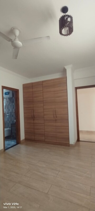 Room in 5 BHK Builder Floor at RWA Residential Society Sector 46, Sector 46 – for Rent