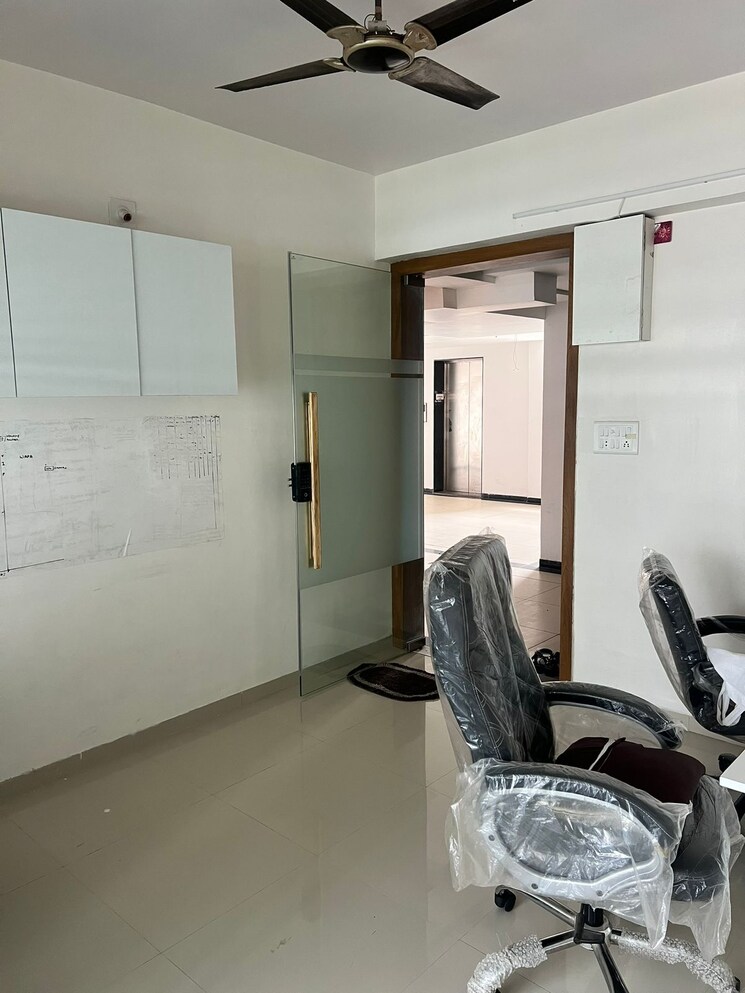  Parking, dev-atelier Commercial Office Space 550 Sq.Ft. In Prahlad Nagar Ahmedabad 9120703