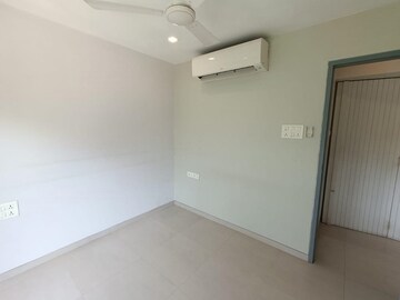 Room in 2 BHK Apartment at Bandra West – for Rent