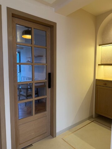 Room in 3 BHK Apartment at Bandra West – for Rent