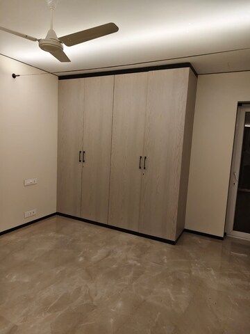 Room in 3 BHK Apartment at Bandra West – for Rent