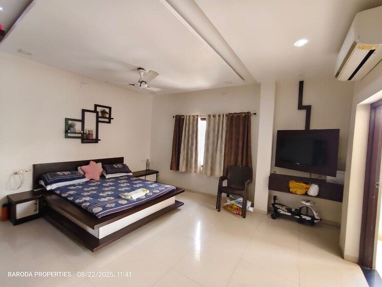 Room, subhanpura 4 Bedroom 1400 Sq.Ft. Apartment In Subhanpura Vadodara 9120771