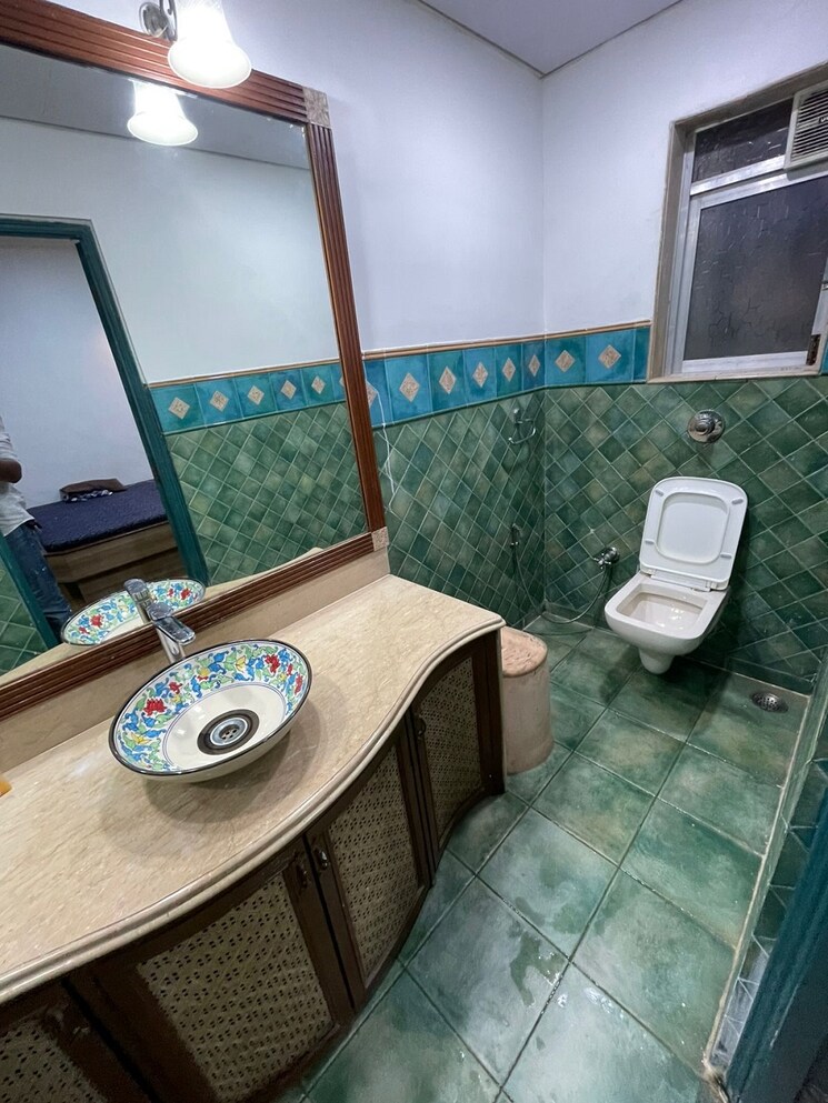 Bathroom, bandra west 4 Bedroom 1400 Sq.Ft. Apartment In Bandra West Mumbai 9120774