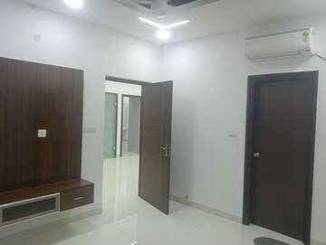 Room in 3 BHK Apartment at Honer Aquantis, Gopanpally – for Rent