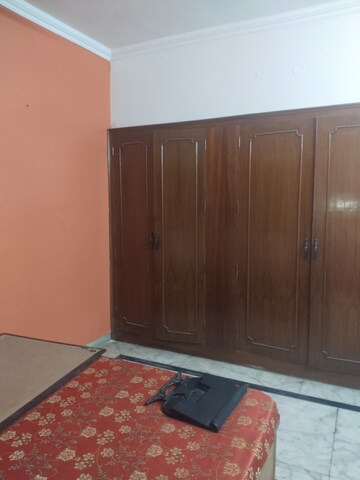 Bedroom in 4 BHK Apartment at Sarita Vihar Pocket-G RWA, Sarita Vihar – for Rent