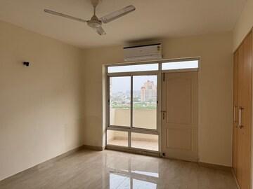 Room in 3.5 BHK Apartment at Unitech Harmony, Sector 50 – for Rent