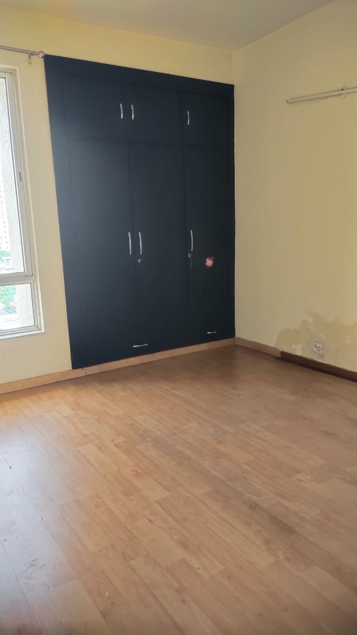 3.5 BHK + Servant Room Apartment For Rent in Unitech Harmony