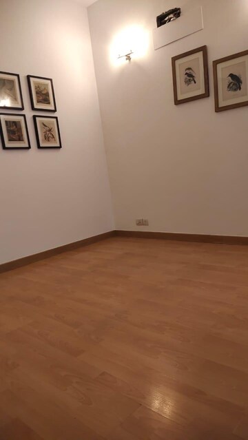 Room in 4 BHK Apartment at Unitech Uniworld Gardens, Sector 47 – for Rent
