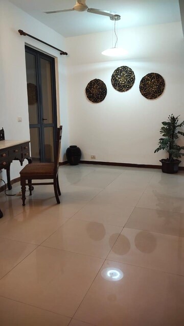 Room in 4 BHK Apartment at Unitech Uniworld Gardens, Sector 47 – for Rent
