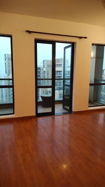 Room in 4 BHK Apartment at Unitech Uniworld Gardens, Sector 47 – for Rent