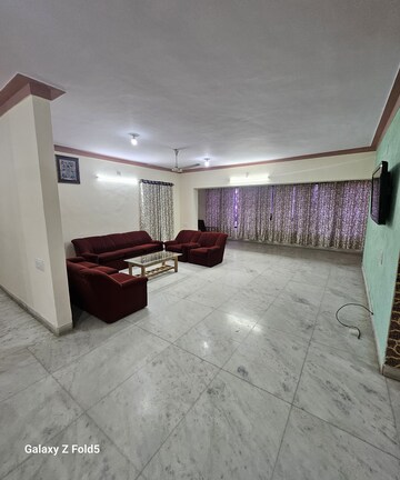Living Room in 3 BHK Apartment at Race Course – for Rent