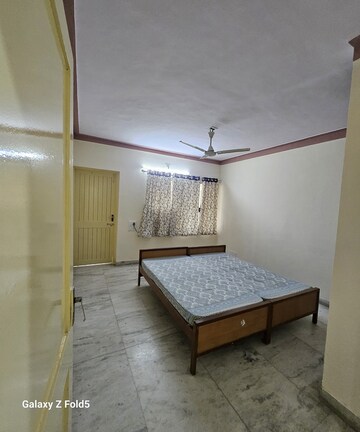 Bedroom in 3 BHK Apartment at Race Course – for Rent