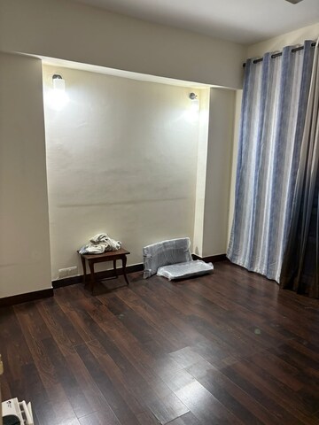 Room in 3.5 BHK Apartment at Unitech Escape, Sector 50 – for Rent