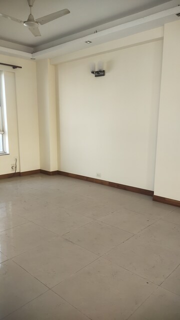 Furnished Amenities in 3 BHK Apartment at Unitech The Close South, Sector 50 – for Rent