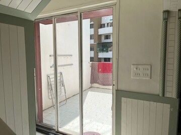 Room in 3 BHK Apartment at Raviraj Tushar Garden, Pimple Saudagar – for Rent