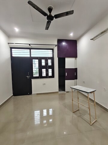 Furnished Amenities in 2.5 BHK Builder Floor at AS Tower, Sector 45 – for Rent