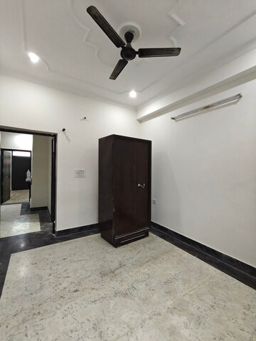Room in 2.5 BHK Builder Floor at AS Tower, Sector 45 – for Rent
